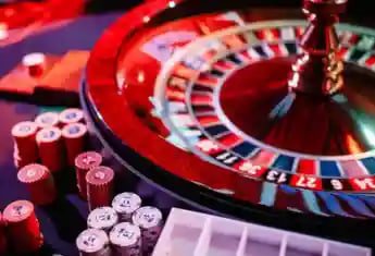 Tim anda138 bekerja di kantor pusat untuk mengembangkan platform kasino dan sportsbook
